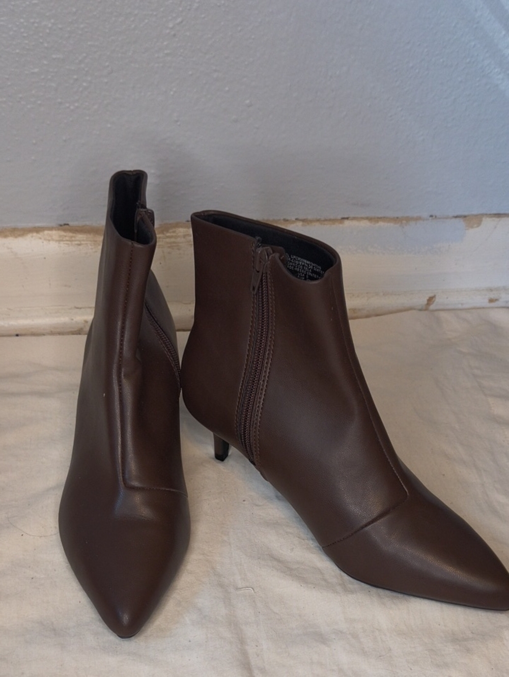 Scoop Women's Pointed Toe Brown Kitten Heel Ankle Boots Size 8 AE